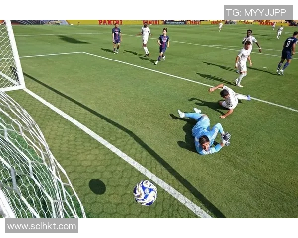 足球明星在绿茵场上展现技艺与激情的精彩瞬间